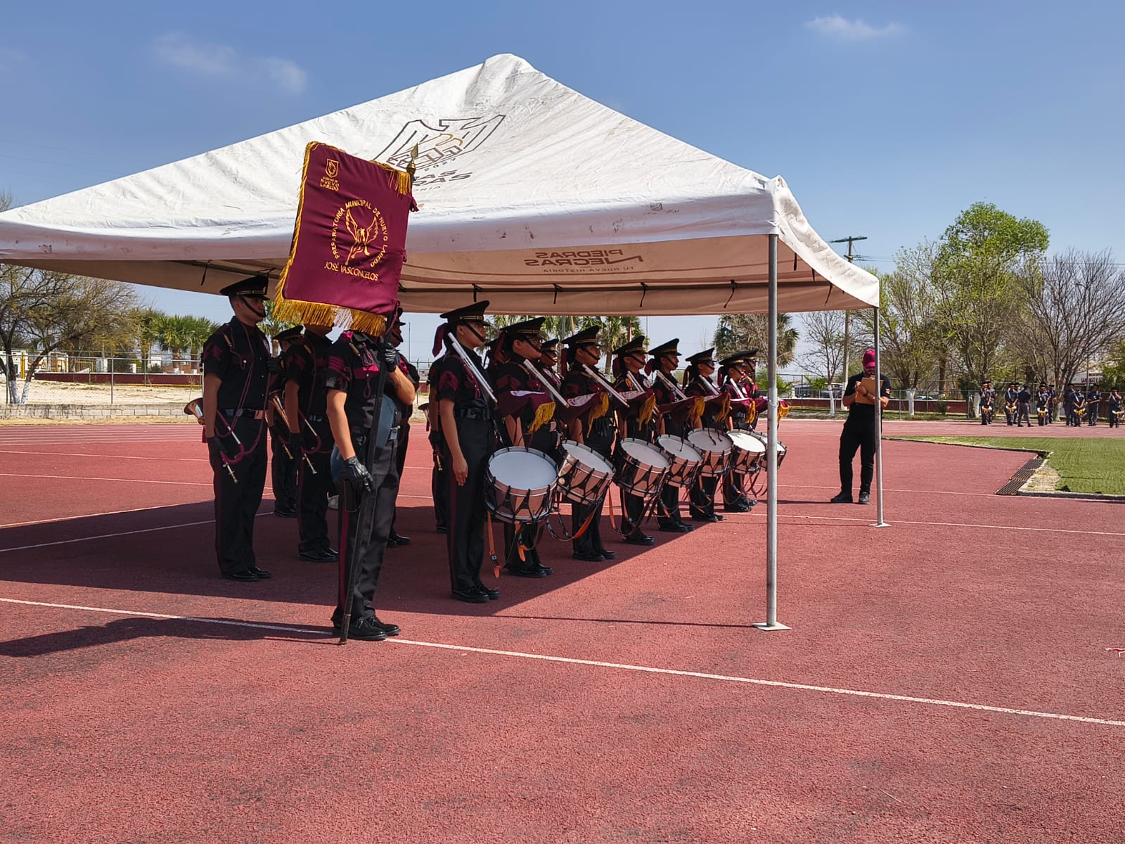Banda de Guerra Pegasos bajo carpa oficial durante competencia nacional en Coahuila.