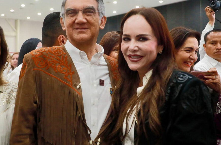 Carmen Lilia Canturosas con el gobernador durante ceremonia por la Indicación Geográfica a la Cuera Tamaulipeca.