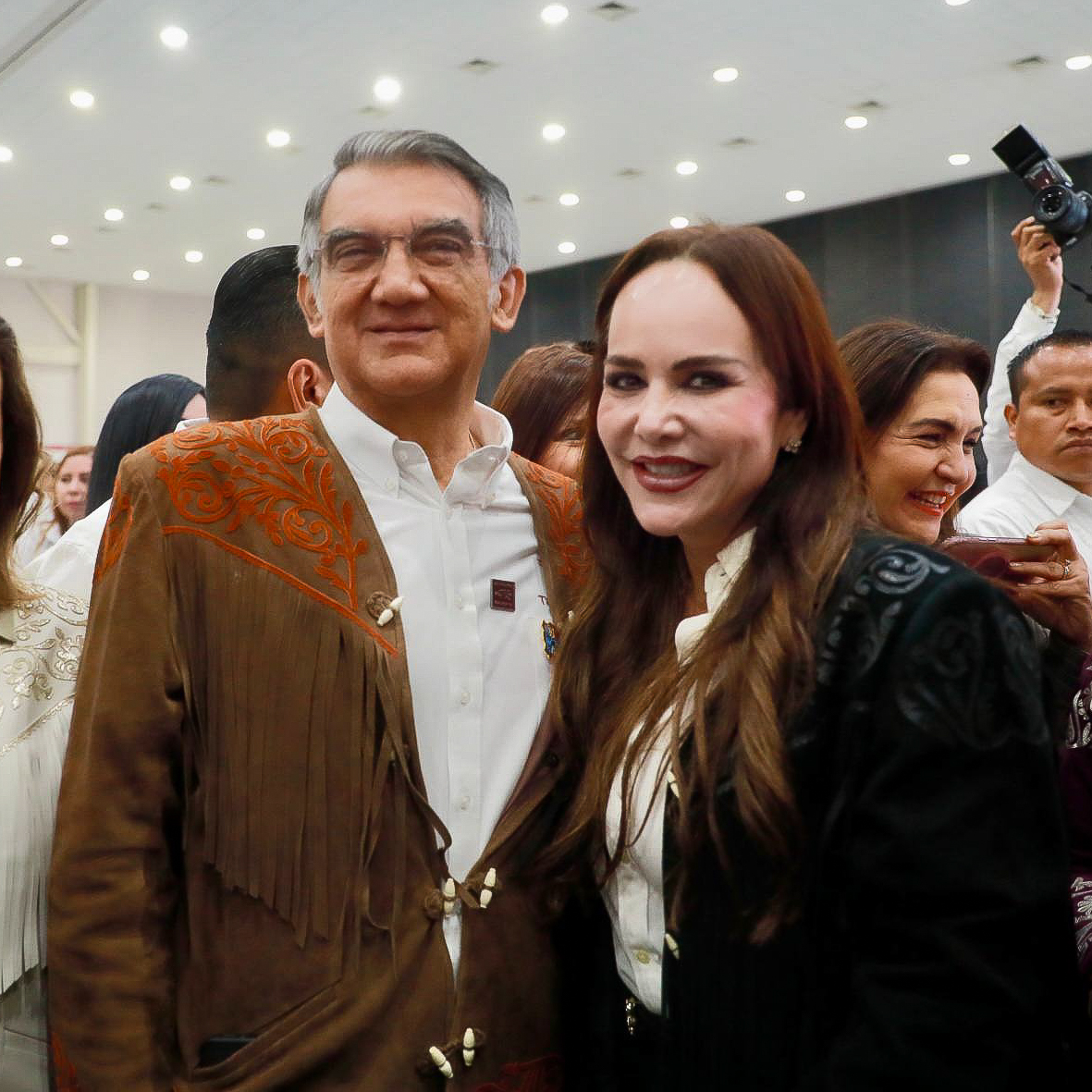Carmen Lilia Canturosas con el gobernador durante ceremonia por la Indicación Geográfica a la Cuera Tamaulipeca.