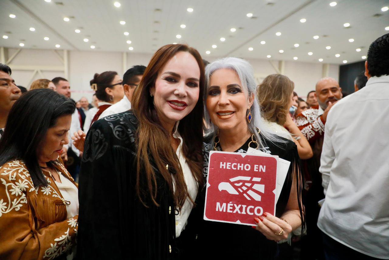 Carmen Lilia Canturosas con empresaria local que recibi distintivo Hecho en Mxico