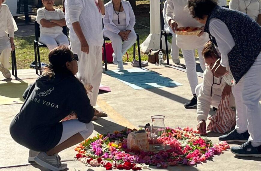 Adultos mayores del DIF dan la bienvenida a la primavera con actividad de yoga en casa club