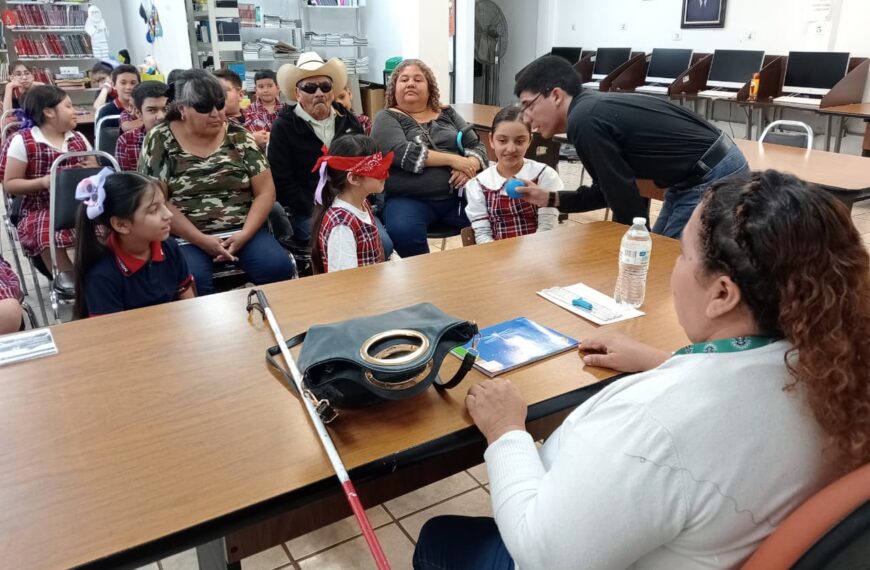 Ofrecen lectura en Braille a niños de primaria en la biblioteca Fidel Cuéllar