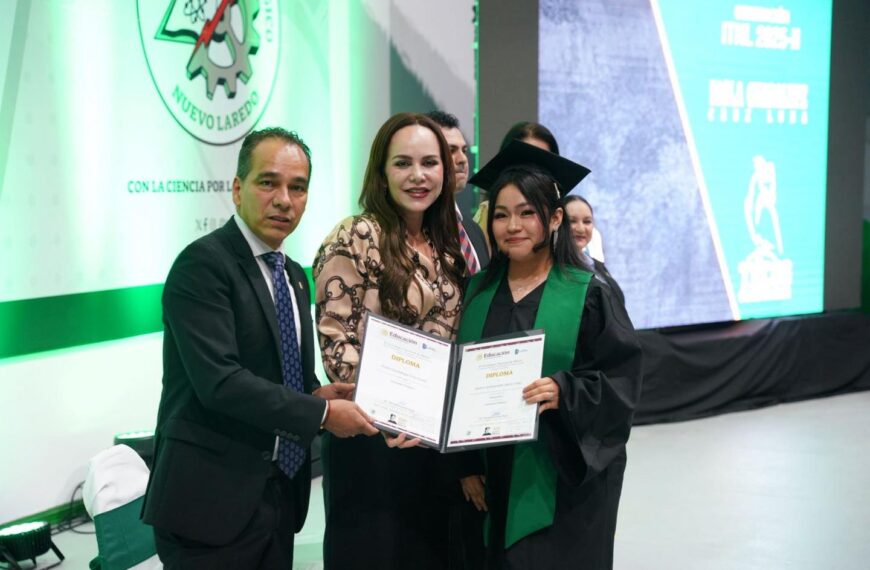 Reitera alcaldesa compromiso con la juventud y la educación en graduación 2025-II del Tec de Nuevo Laredo