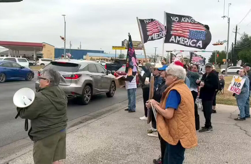 Protestan en Laredo, Texas bajo el lema No a los reyes contra políticas de Trump