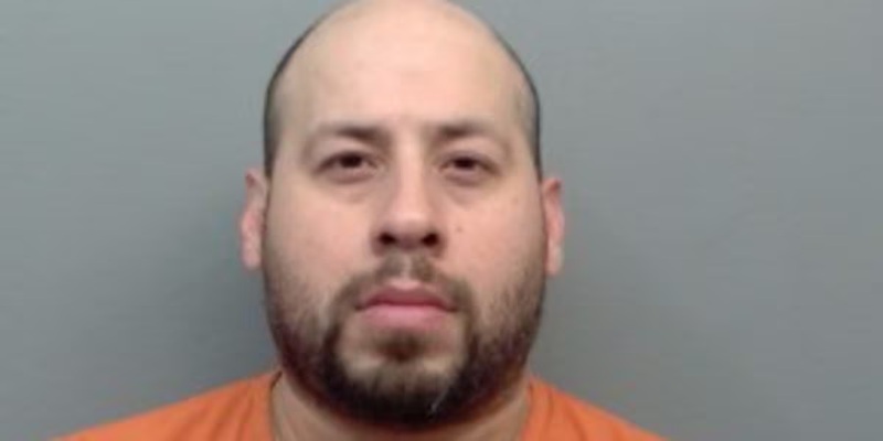 Hombre enfrenta cargos de agresión agravada tras disputa en un local al norte de Laredo