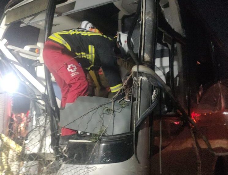 Autobús atropella a trabajadores en carretera a Nuevo Laredo en Apodaca; hay un muerto y 20 lesionados