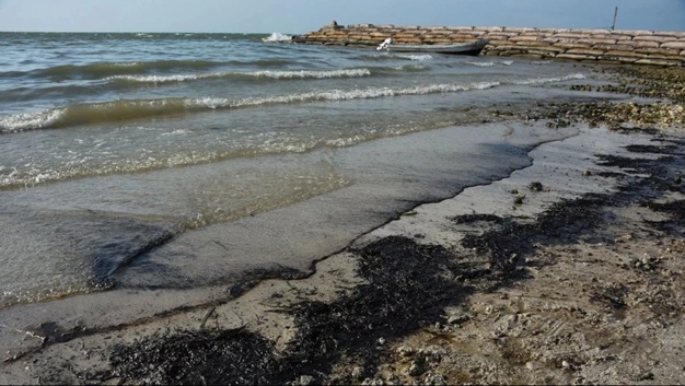 Derrame de petróleo en el Golfo de México podría llegar a playa Miramar en Tamaulipas en Semana Santa