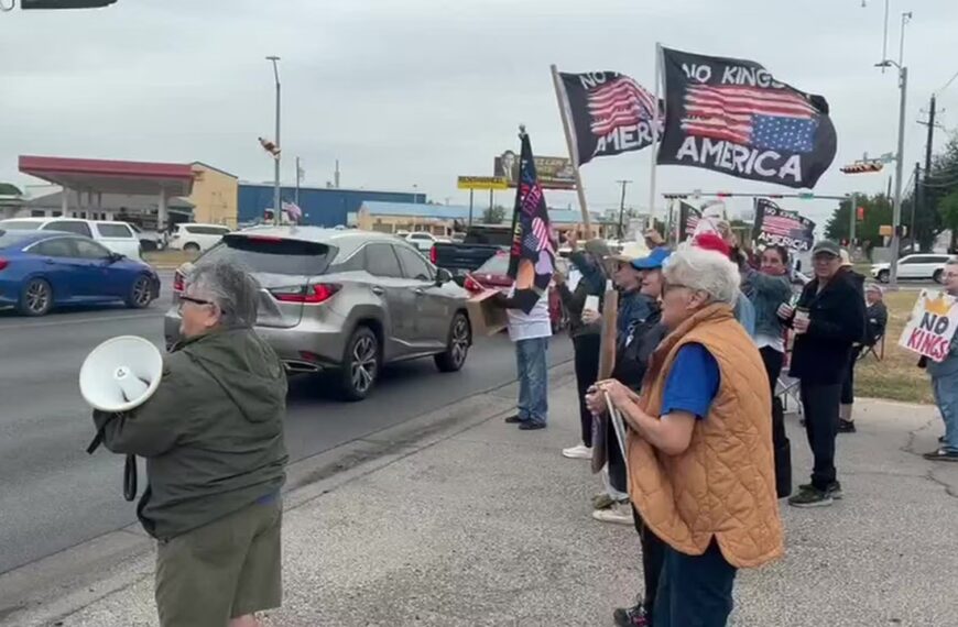 Protestan en Laredo, Texas bajo el lema No a los reyes contra políticas de Trump