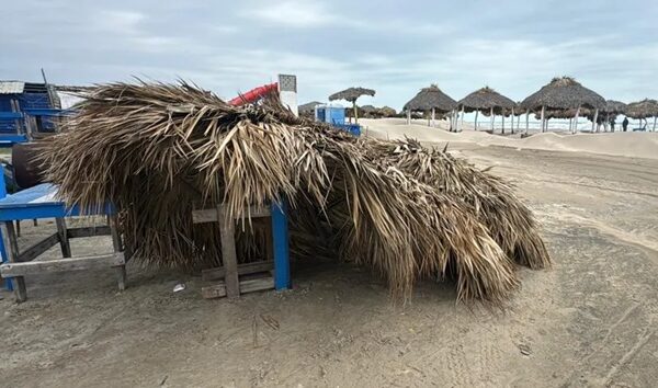 Nortazo destroza palapas de playa Miramar previo a las vacaciones de Semana Santa