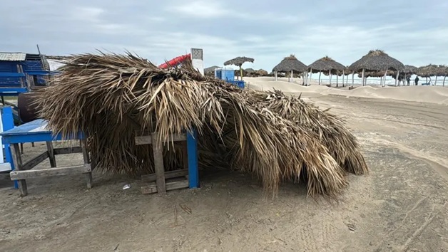 Nortazo destroza palapas de playa Miramar previo a las vacaciones de Semana Santa