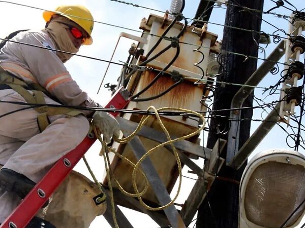 Sectores del sur de Tamaulipas llevan 30 horas sin electricidad tras norte; CFE envía cuadrillas de otros estados