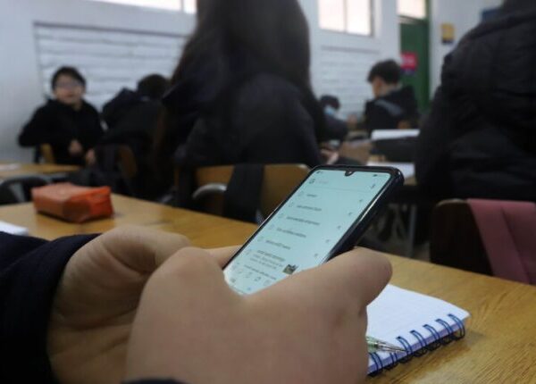 La SET plantea limitar la utilización de celulares en instalaciones educativas