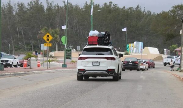 Turistas abandonan Playa Miramar por frente frío 43; Protección Civil activa bandera negra