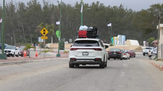 Turistas abandonan Playa Miramar por frente frío 43; Protección Civil activa bandera negra
