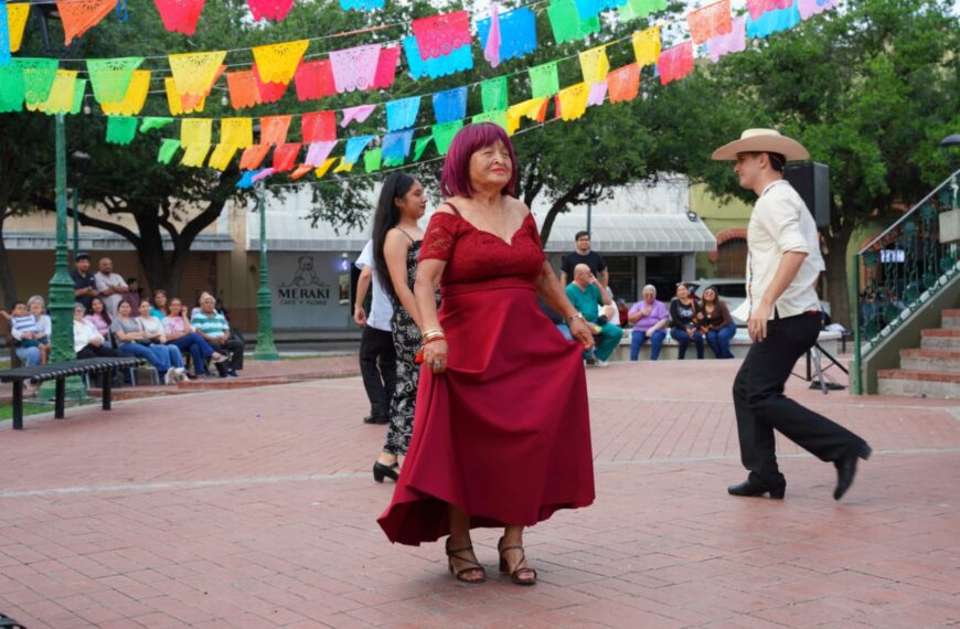 Vive Nuevo Laredo tradición del huapango con exitoso fandango huasteco en la plaza Juárez