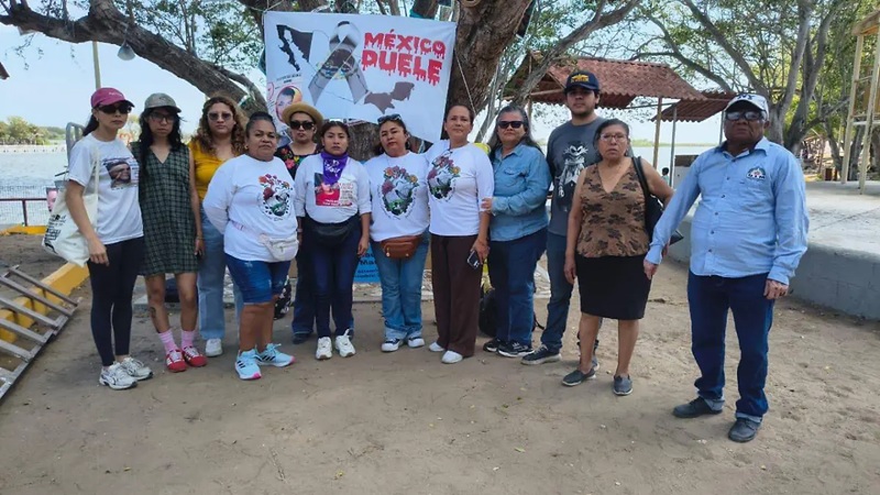Madres buscadoras bordan nombres de los desaparecidos en un lienzo: Será exhibido el Día de las Madres