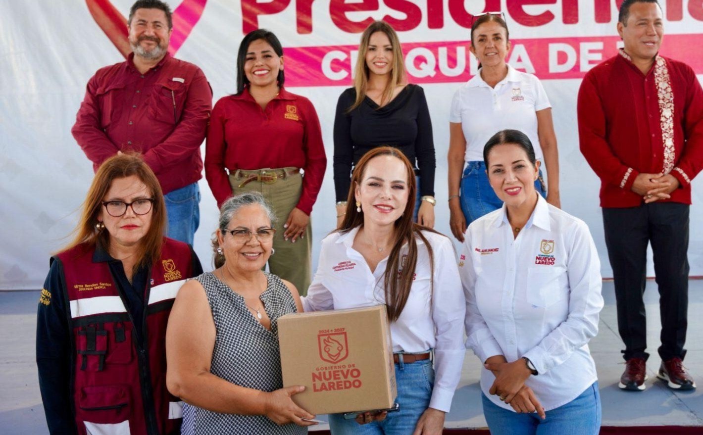 Carmen Lilia Canturosas conversando con vecinos en jornada de servicios