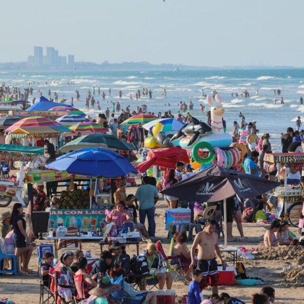 Oleada de vacacionistas en Playa Miramar supera los 450 mil visitantes