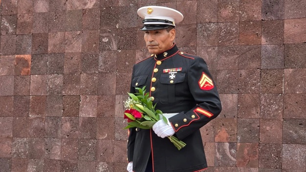 Cumple el Soldado Enamorado 30 años a la espera de su amada en el monumento a Fundadores