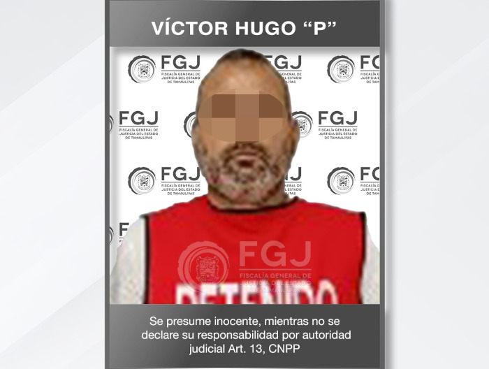 Ficha policial de un hombre con rostro pixelado, lleva chaleco rojo y fondo con logos FGJ; nombre 'VÍCTOR HUGO P'.