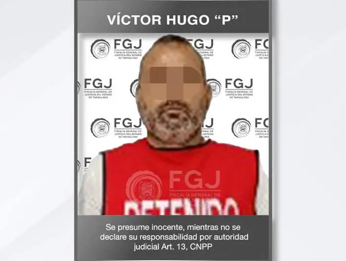Ficha policial de un hombre con rostro pixelado, lleva chaleco rojo y fondo con logos FGJ; nombre 'VÍCTOR HUGO P'.