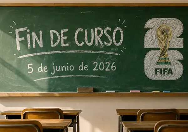 Classroom chalkboard with 'Fin de curso' and date '5 de junio de 2026' beside a large FIFA World Cup trophy graphic; empty desks in the foreground and chalk marks on the board.